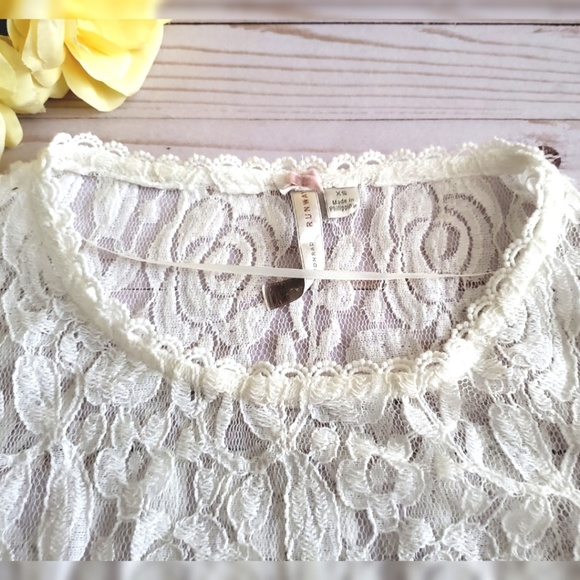 ➡️ SOLD LC Lauren Conrad Lace Top - Picture 2 of 3